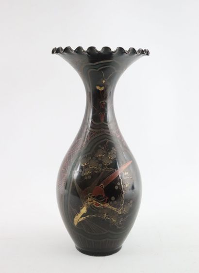 null JAPON. 

Vase en grès de forme balustre à col corolle en porcelaine laquée,...