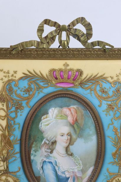 null Ecole française vers 1900.

Marie-Antoinette en buste.

Miniature sur porcelaine,...
