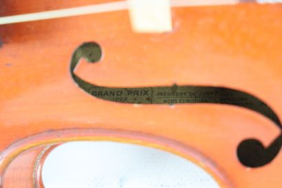 null Violon de Emile BLONDELET. 

Porte l'étiquette du fabriquant et deux marques...