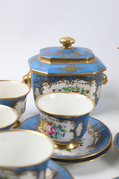 null LE TALLEC. 

Service à thé en porcelaine à décor floral, comprenant :

- douze...