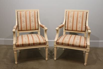 null Paire de fauteuils à la reine en bois mouluré et sculpté, laqué blanc. 

Les...