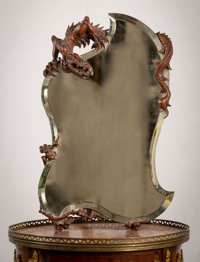 Gabriel VIARDOT (1830-1906), attribué à, 

Miroir au dragon en bois sculpté, la... Gazette Drouot