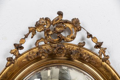null Important miroir sorcière en bois et stuc doré.

Le cadre figurant des motifs...