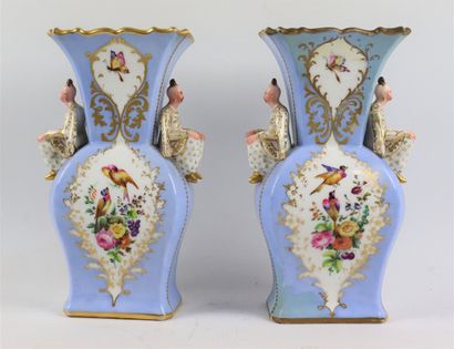 null TINET PARIS

Paire de vase en porcelaine polychrome à décor floral, les anses...