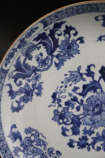 null CHINE.

Assiette en porcelaine à décor en camaïeu de bleu de médaillons floraux,...