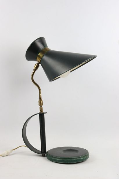 null Jacques ADNET (1900-1984), dans le goût de. 

Lampe de bureau avec prise, en...