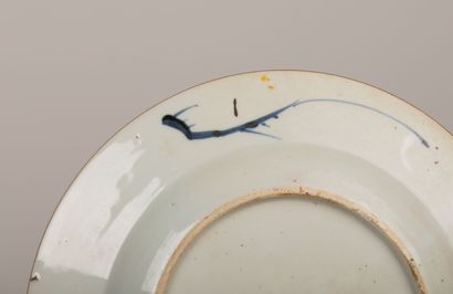 null CHINE.

Assiette en porcelaine à décor floral en camaïeu bleu.

Fin du XVIIIème...