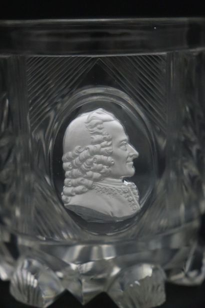 null BACCARAT, attribué à. 

Gobelet en cristallo-cérame au profil de Voltaire. 

XIXème...
