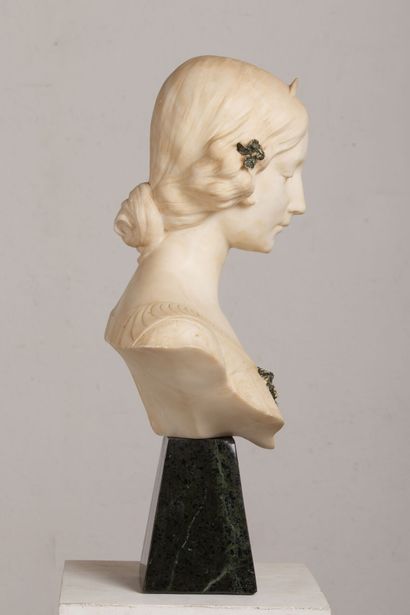 null 
Ecole française vers 1900.

Buste de jeune femme en albâtre sculpté, les fleurs...