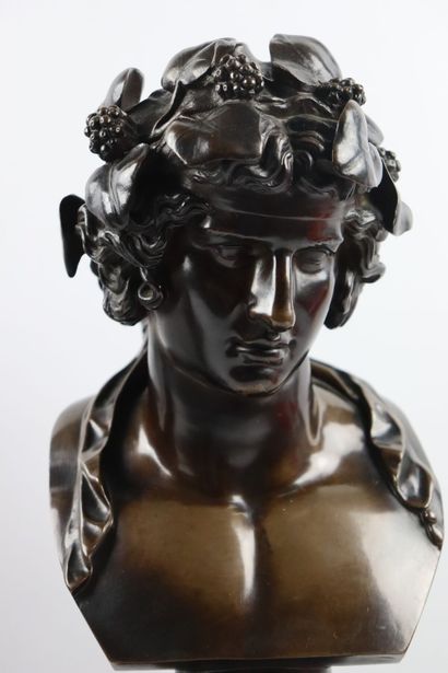 null Ferdinand BARBEDIENNE. 

Importante garniture de cheminée en bronze à patine...