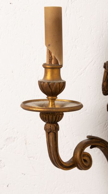 null Paire d'appliques en bronze doré à deux lumières.

Style Louis XVI, vers 1900.

H_37...