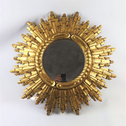 null Miroir rond à cadre en bois doré rayonnant. 

XXème siècle.

D_65 cm D(miroir)_24,3...