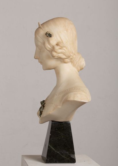 null 
Ecole française vers 1900.

Buste de jeune femme en albâtre sculpté, les fleurs...