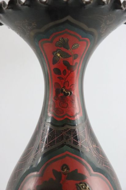 null JAPON. 

Vase en grès de forme balustre à col corolle en porcelaine laquée,...