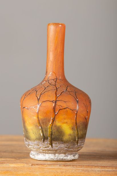 null DAUM NANCY. 

Vase en verre multicouches à décor dégagé à l'acide de paysage...