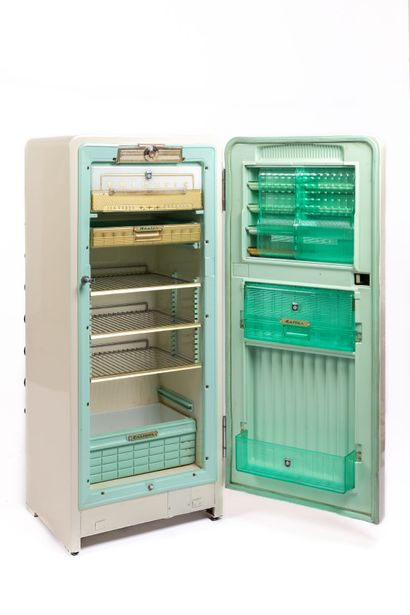 null FRIMATIC. 

Réfrigérateur vintage modèle "120", en métal laqué crème. 

N° de...
