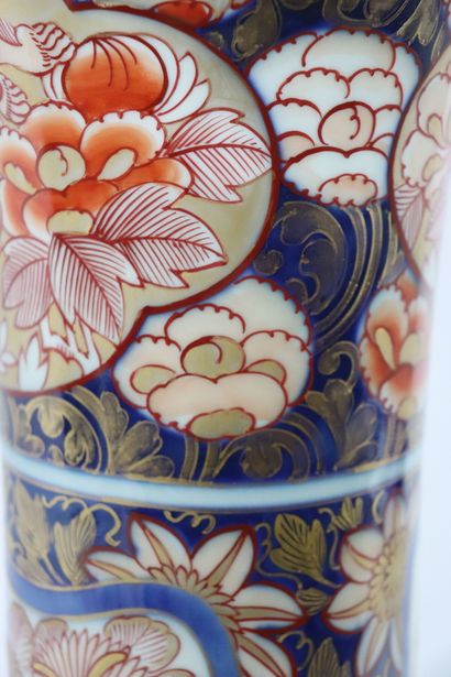 null JAPON. 

Vase en porcelaine de forme gu à décor imari. 

XIXème siècle.

H_51...