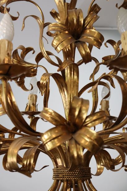 null Lustre en métal doré à décor de fleurs. 

Il présente huit lumières. 

XXème...