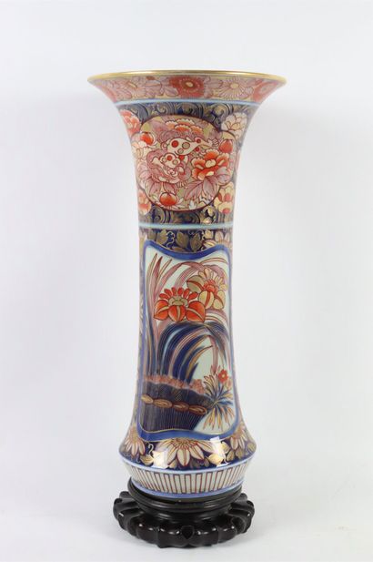 null JAPON. 

Vase en porcelaine de forme gu à décor imari. 

XIXème siècle.

H_51...