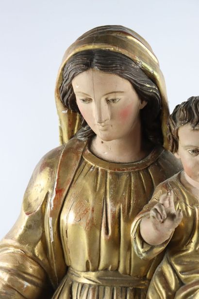 null Vierge à l'enfant en bois stuqué polychrome et doré. 

XIXème siècle. 

H_89...