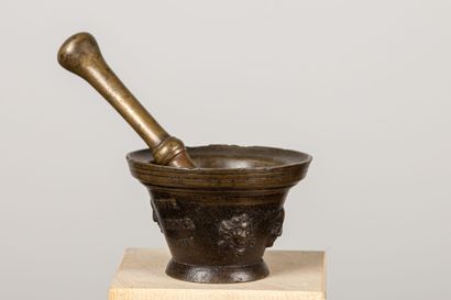 null Louis-Gabriel DUBOIS, au PUY (XVIIIème siècle).

Mortier en bronze à patine...