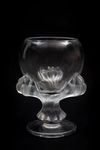 null LALIQUE France. 

Vase sur pied modèle "Bagheera" en verre moulé pressé partiellement...