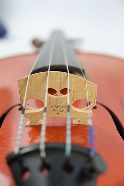 null Violon de Emile BLONDELET. 

Porte l'étiquette du fabriquant et deux marques...