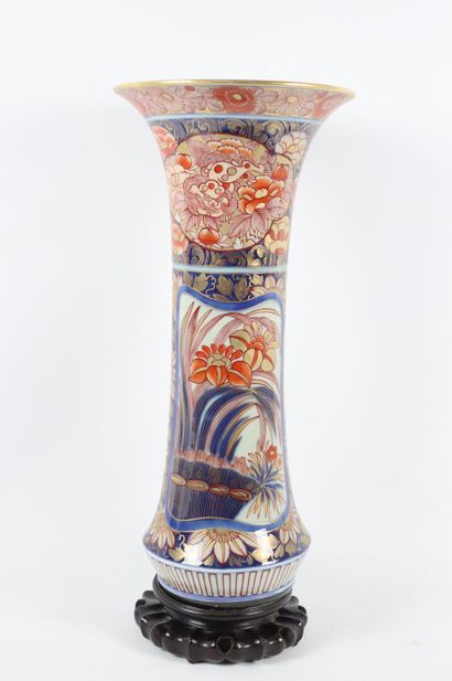 null JAPON. 

Vase en porcelaine de forme gu à décor imari. 

XIXème siècle.

H_51...