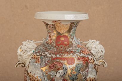 null JAPON, Satsuma, fin du XIXème siècle.

Vase balustre en faïence émaillée à décor...