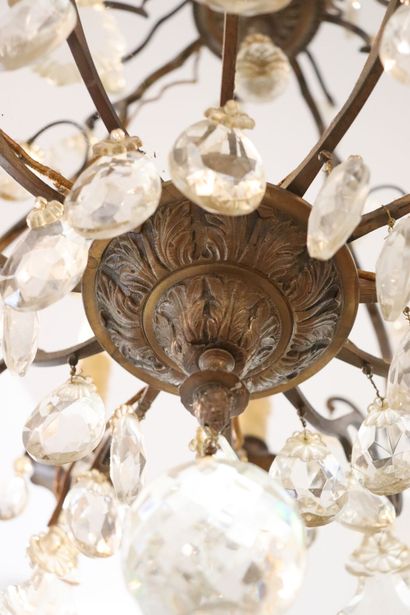 null Lustre cage en bronze et pampilles en cristal, à huit lumières. 

Fin du XIXème...