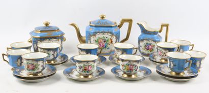 null LE TALLEC. 

Service à thé en porcelaine à décor floral, comprenant :

- douze...