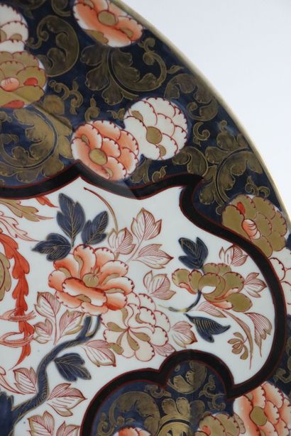 null JAPON.

Important plat circulaire en porcelaine à décor imari. 

XIXème siècle....