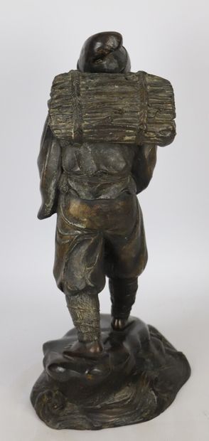null Homme au fagot.

Statuette en bronze patiné, dans le goût du Japon.

H_44 c...