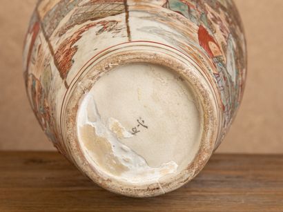 null JAPON, Satsuma, fin du XIXème siècle.

Vase balustre en faïence émaillée à décor...