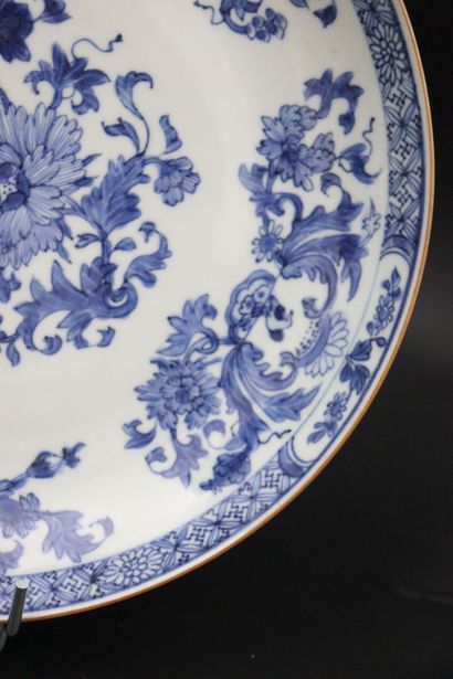 null CHINE.

Assiette en porcelaine à décor en camaïeu de bleu de médaillons floraux,...