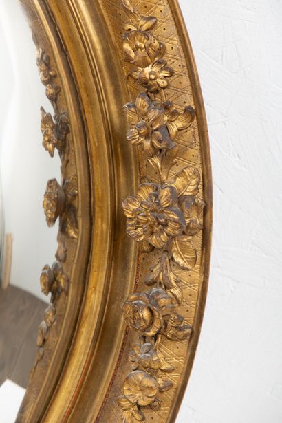 null Important miroir sorcière en bois et stuc doré.

Le cadre figurant des motifs...