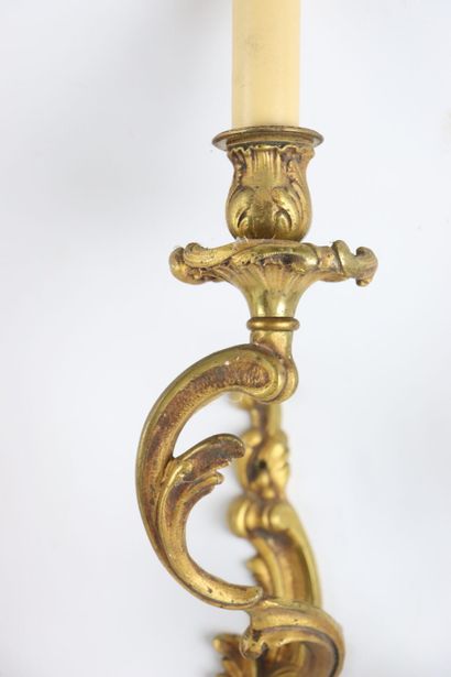 null Paire d'appliques en bronze doré à trois lumières.

Style Louis XV. 

H_57,5...