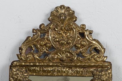 null Miroir à parcloses et fronton en laiton repoussé et ciselé à décor végétal.

Epoque...