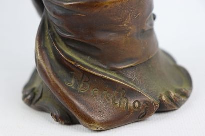 null J. BERTHOZ (actif vers 1900).

Buste de jeune femme. 

Bonze à patine mordorée,...