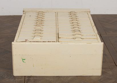 null Meuble de métier en bois relaqué blanc, ouvrant à 24 tiroirs.

Vers 1900.

H_118...