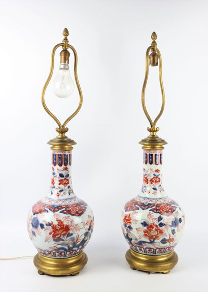 null BAYEUX.

Paire de vases en porcelaine Imari à décor floral, montées en lampe.

Monture...