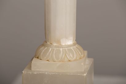 null Lampe en albâtre sculpté simulant une colonne.

Fin du XIXème siècle.

H_49...
