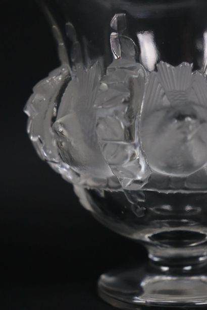 null LALIQUE France.

Vase en cristal moulé à décor d'hirondelles, modèle Dampierre.

Signé...