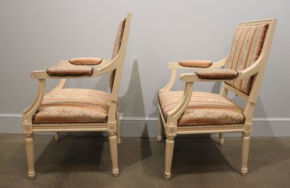 null Paire de fauteuils à la reine en bois mouluré et sculpté, laqué blanc. 

Les...