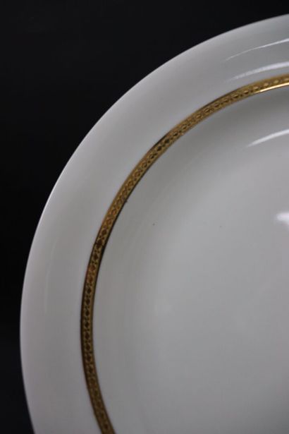 null LIMOGES. 

Service de table en porcelaine à décor doré d'une frise géométrique,...