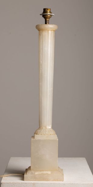 null Lampe en albâtre sculpté simulant une colonne.

Fin du XIXème siècle.

H_49...