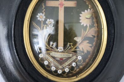 null Reliquaire en bois perles et paperolles, figurant une croix dans une végétation.

XIXème...
