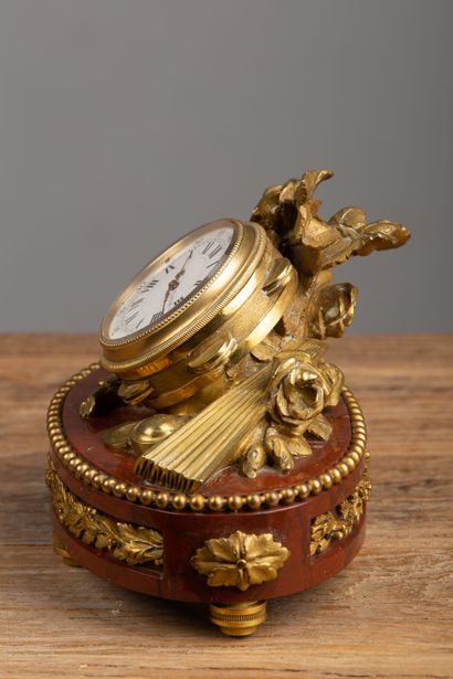 null Pendulette de table en bronze doré, à décor d'un masque vénitien, un éventail...