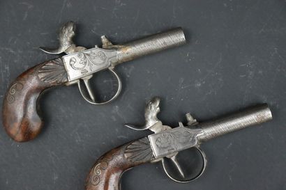 null Paire de pistolets à coffre Louis- Philippe, comprenant :

- Canon ruban de...