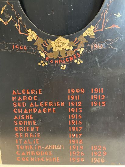 null Porte-médailles en bois laqué noir à décor de fleurs, Campagnes de 1909 à 1946.

H_62...